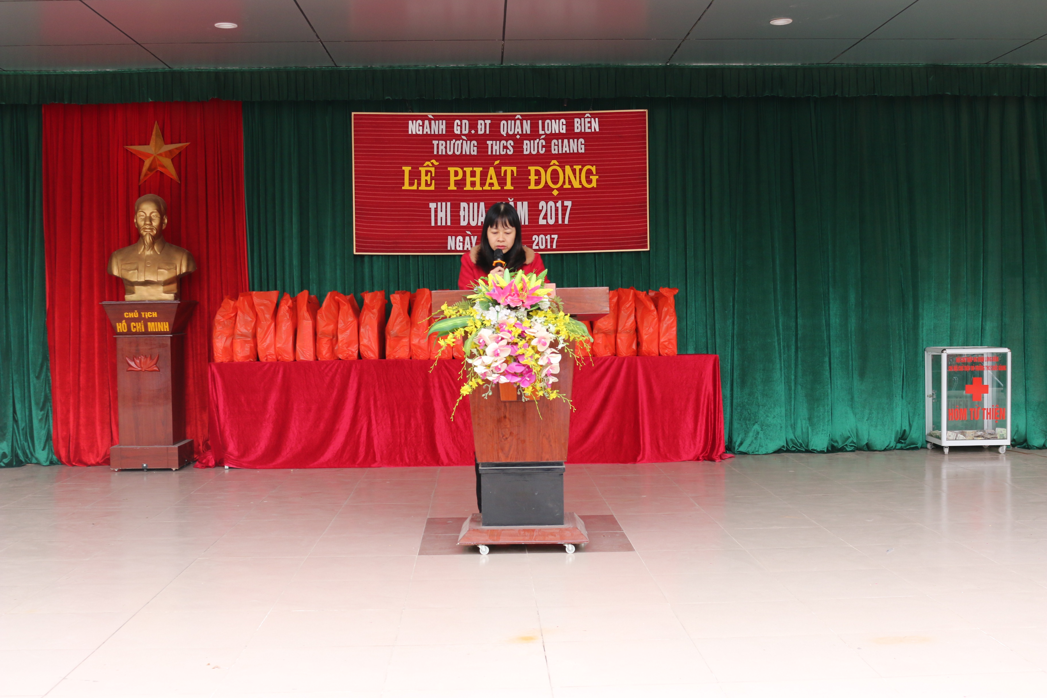 Đ.c Thanh Huyền hiệu phó nhà trường phát biểu trong lễ phát động thi đua.JPG